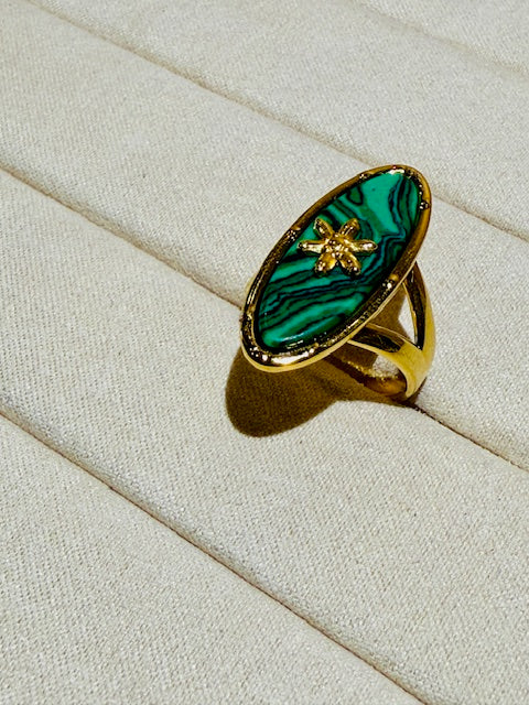 Elegant large oval shape emirald stone star studded hypoallergenic statement cocktail ring